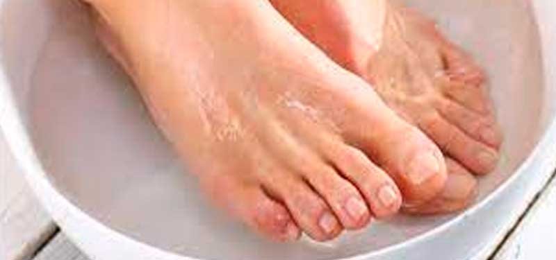 Causas y remedios naturales para los pies y los tobillos hinchados